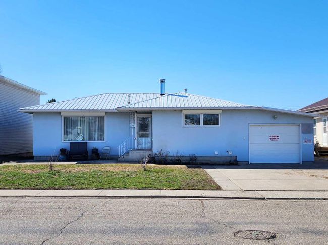 403 49 Avenue E, Home with 2 bedrooms, 2 bathrooms and 4 parking in Claresholm AB | Image 37