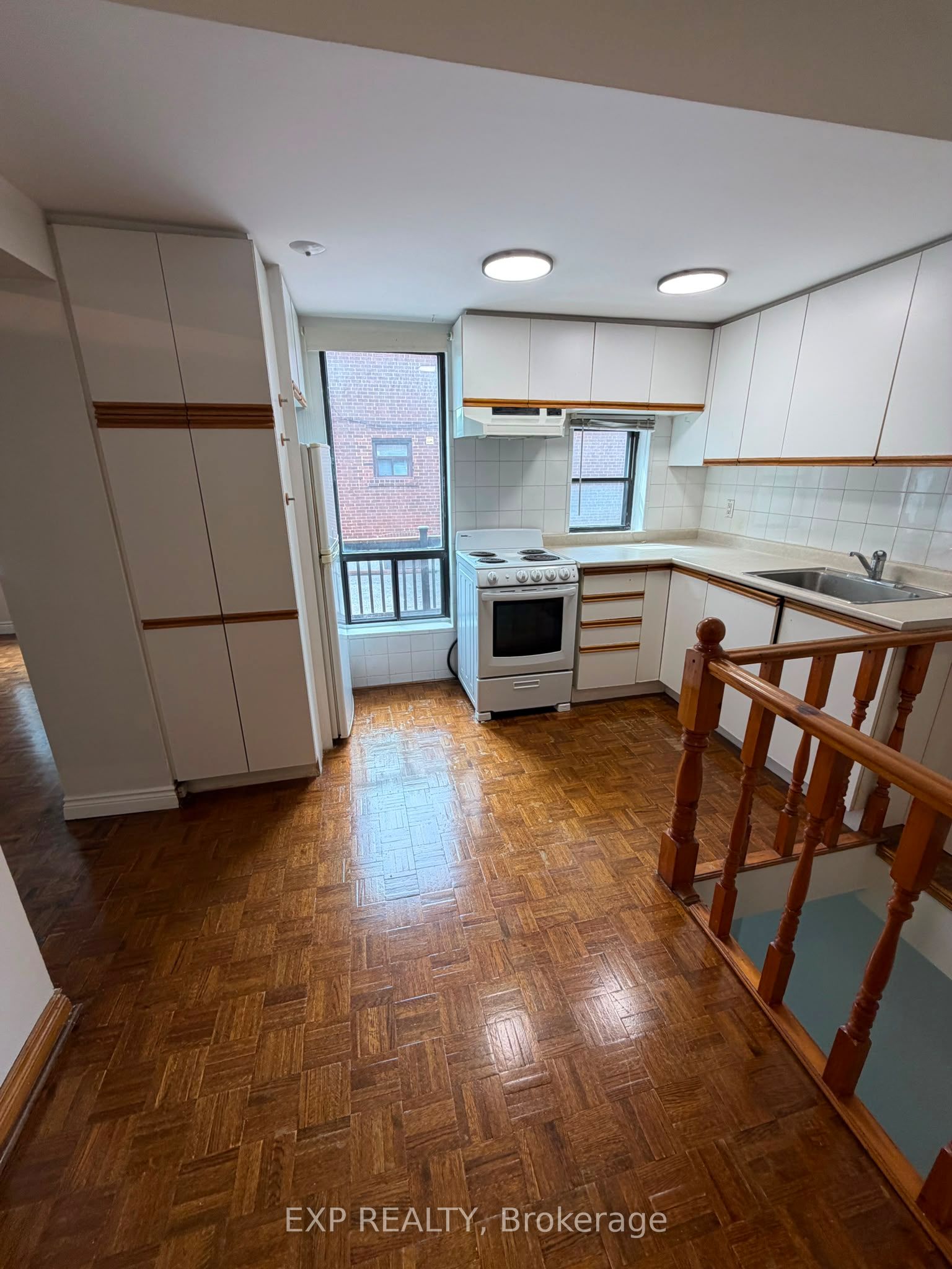Residential Lease in Toronto W02 4