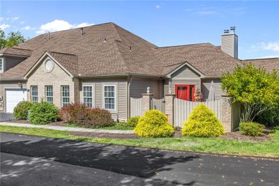 806 Wilshire Cir, Condo with 2 bedrooms, 1 bathrooms and 2 parking in Seven Fields Boro PA | Image 3