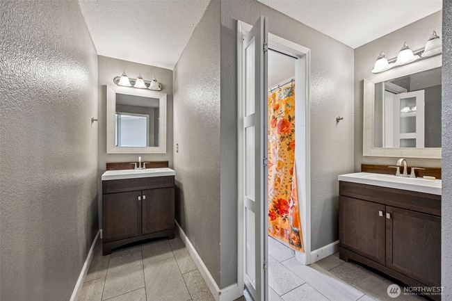 Upstairs full bath, 2 sinks with separate toilet and shower room | Image 22