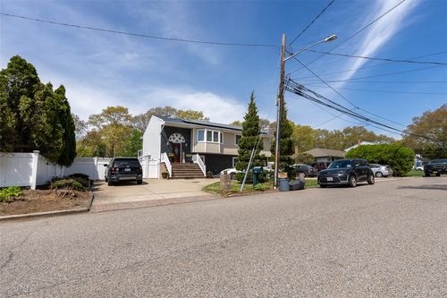66 Avenue A, Holbrook, NY, 11741-1435 | Card Image