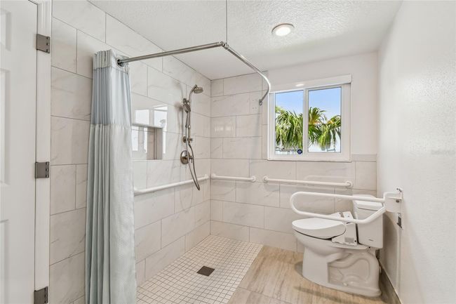 Handicap /Disabled Accessible bathroom | Image 39