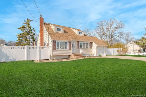385 Irving St, Central Islip, NY, 11722-3717 | Card Image