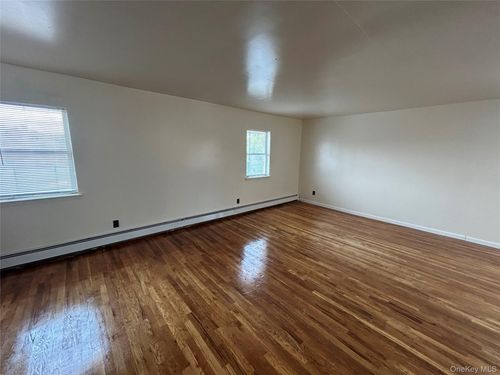 10045 221st St, Queens Village, NY, 11429-1676 | Card Image