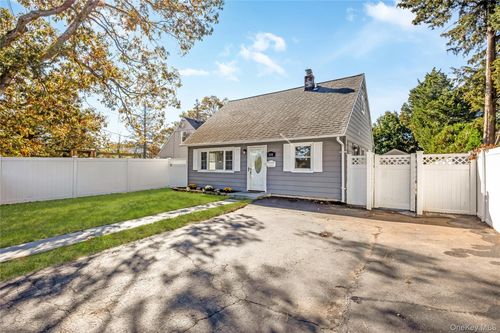 104 Carlls Path, North Babylon, NY, 11703-1721 | Card Image