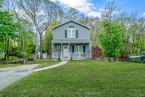 187 Hallock St, Riverhead, NY, 11901-2604 | Card Image
