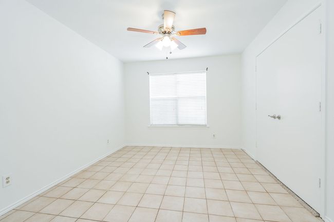 Unfurnished room with baseboards and a ceiling fan | Image 30
