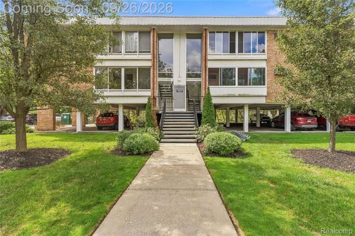 32-32030 Grand River Ave, Farmington, MI, 48336-4161 | Card Image