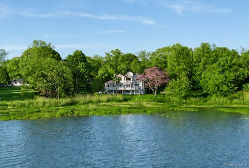 17 Youngs Ln, Setauket, NY, 11733-3001 | Card Image
