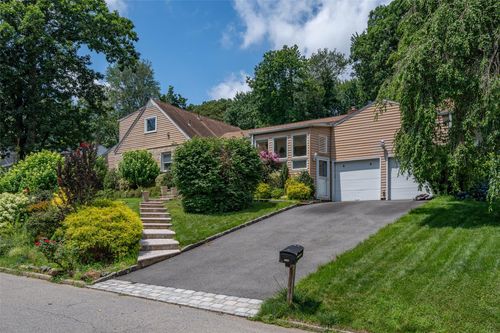 130 Wood Hollow Ln, New Rochelle, NY, 10804-3423 | Card Image