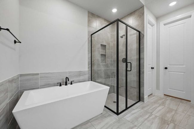 Primary Bathroom | Image 17