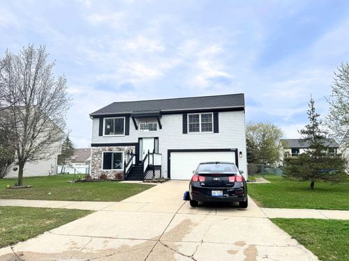 764 Carriage Hill Dr, Fenton, MI, 48430-4136 | Card Image