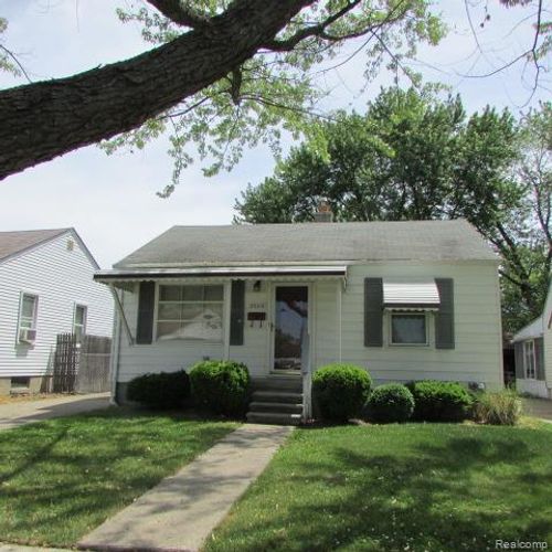 25316 Culver St, Saint Clair Shores, MI, 48081-3318 | Card Image