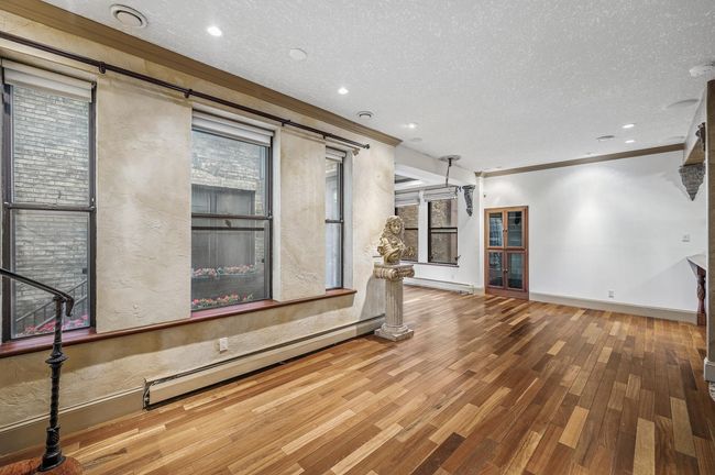 Lots of options to make separate seating/living areas | Image 7