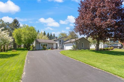 9 Falling Brook Rd, Fairport, NY, 14450-8957 | Card Image