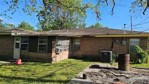 872 Lovers Ln, Houston, TX, 77091-2315 | Card Image