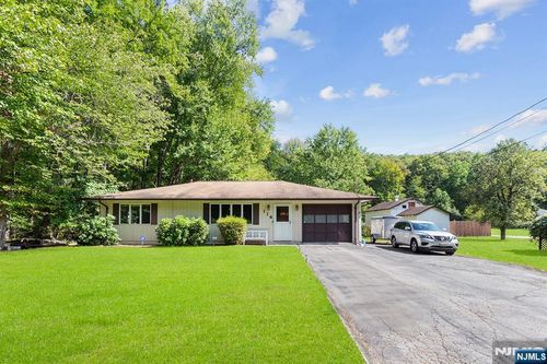 114 Van Dam Ave, Bloomingdale, NJ, 07403-1840 | Card Image