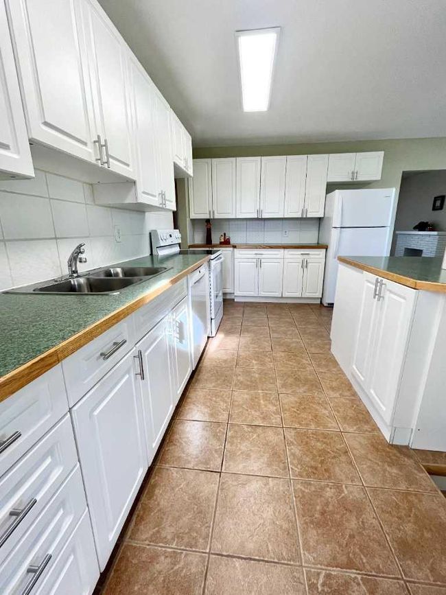 916 Mayor Magrath Drive S, Home with 4 bedrooms, 2 bathrooms and 4 parking in Lethbridge AB | Image 12