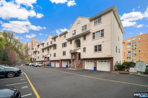 9 Legend Hills Dr, Edgewater, NJ, 07020-2123 | Card Image