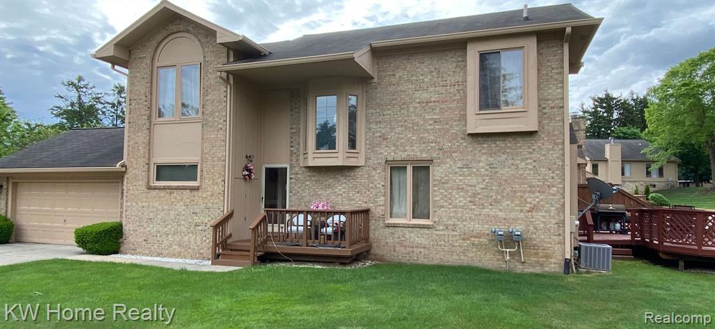 Blue Spruce Dr, Farmington Hills, MI 48335