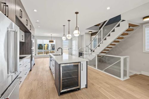 720 15 St Nw, Calgary, AB, T2N2B2 | Card Image