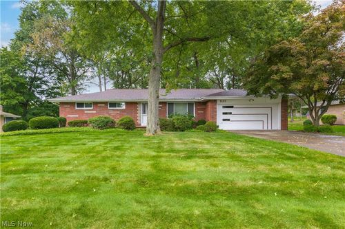 5157 Evergreen Dr, North Olmsted, OH, 44070-3075 | Card Image