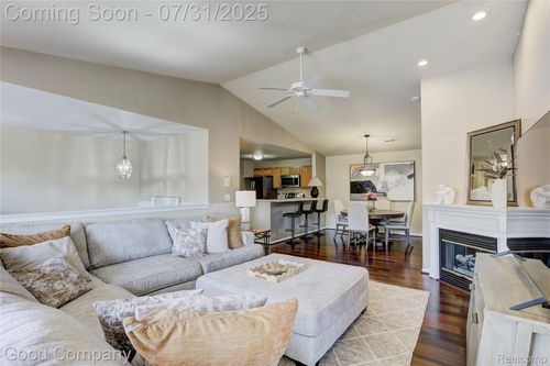 29639 Nottingham Cir, Livonia, MI, 48152-2131 | Card Image