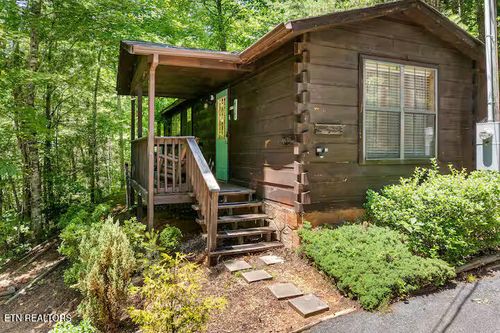 1509 School House Gap Rd, Sevierville, TN, 37876-8933 | Card Image