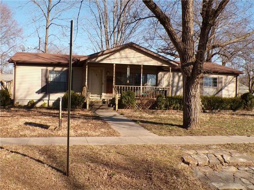 221 South Elm S Elm Street, Iola, KS, 66749 | Card Image