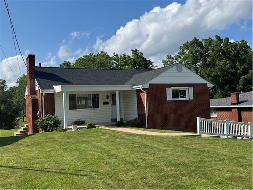 118 Manchester Dr, Irwin, PA, 15642-3213 | Card Image