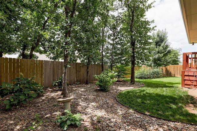 Large yard with mature landscaping. | Image 34