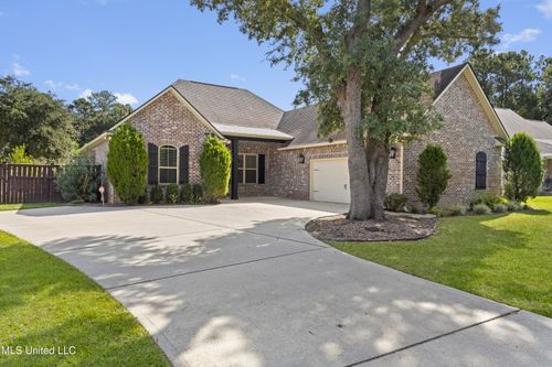 106 W Park Dr, Ocean Springs, MS, 39564-5838 | Card Image