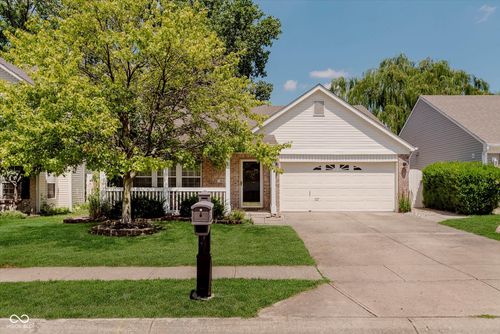 9241 Crossing Dr, Fishers, IN, 46037-9565 | Card Image