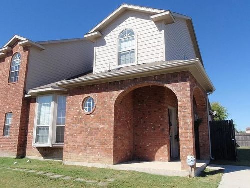 815 Valleybrooke Dr, Arlington, TX, 76001-7551 | Card Image