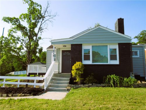 212 Evans Dr, Ellwood City, PA, 16117-1418 | Card Image