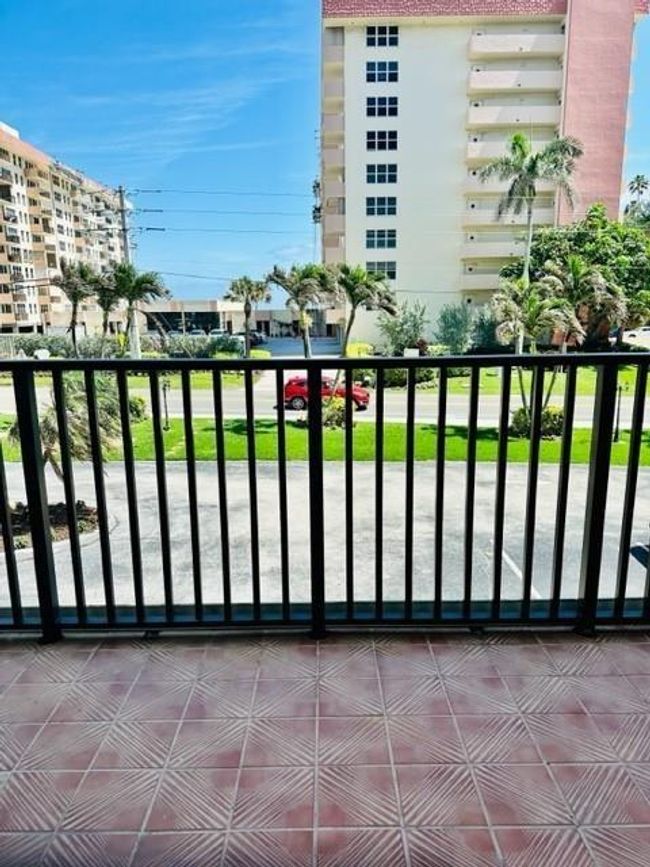 APT-212 - 1150 Hillsboro Mile, Condo with 2 bedrooms, 2 bathrooms and null parking in Hillsboro Beach FL | Image 25