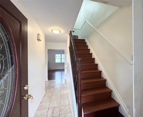 31 Cayuga Ave, South Setauket, NY, 11720-1106 | Card Image