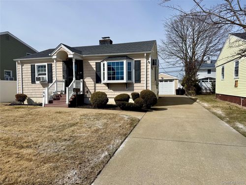 68 Robert St, Freeport, NY, 11520-6236 | Card Image