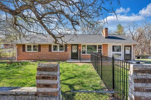 2129 12 Oclock Knob Rd, Salem, VA, 24153-6030 | Card Image