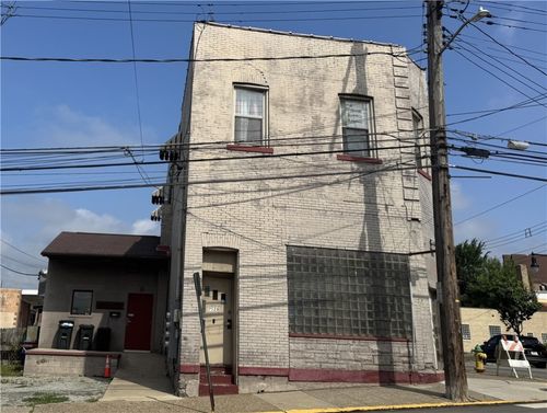 7559 Roslyn St, Swissvale, PA, 15218-2518 | Card Image