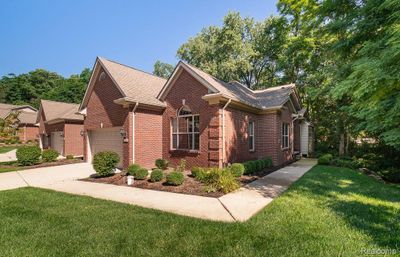 9546 Kingsway Circle, Condo with 2 bedrooms, 3 bathrooms and null parking in Springfield Twp MI | Image 1