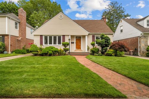 131 Primrose Dr, New Hyde Park, NY, 11040-2115 | Card Image