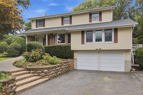 18 White Deer Court, Huntington, NY, 11743 | Card Image