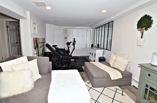 31 Armell St, Huntingtn Sta, NY, 11746-3743 | Card Image