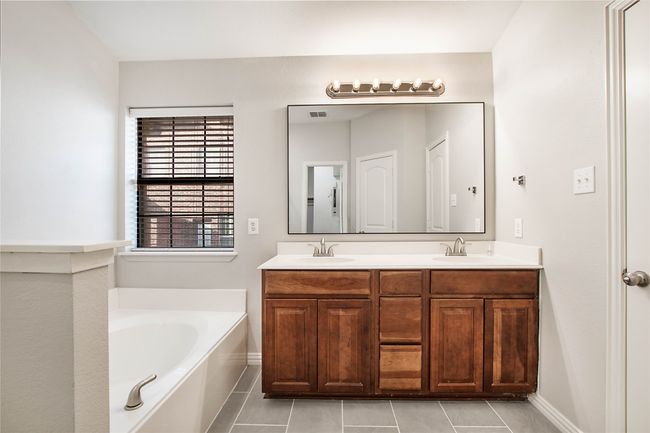 1511 Biltmore Ln, Townhouse with 3 bedrooms, 4 bathrooms and null parking in Irving TX | Image 25