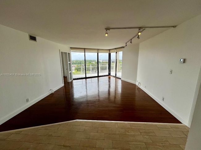 APT-1009 - 1000 Quayside Ter, Condo with 2 bedrooms, 2 bathrooms and null parking in Miami FL | Image 7