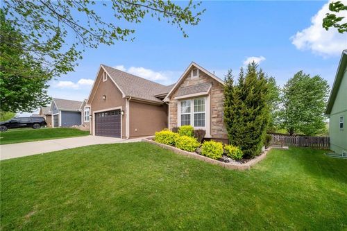 13782 Valleyview Way, Bonner Springs, KS, 66012-7812 | Card Image
