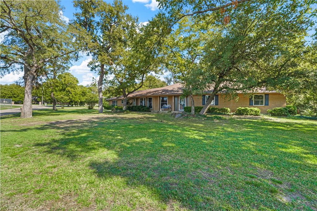 Manson St, Wolfe City, TX 75496