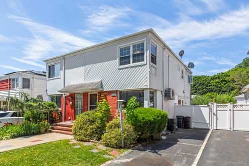 6722 211th St, Oakland Gardens, NY, 11364-2506 | Card Image