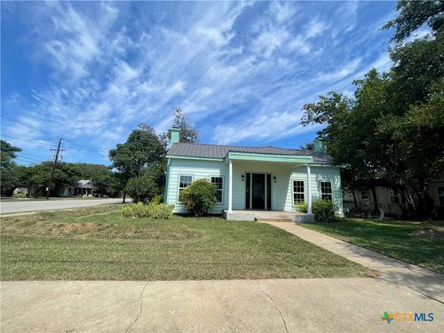 201 E 6th St, Lampasas, TX, 76550-3219 | Card Image